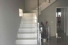 Escalera de comunicación con planta alta