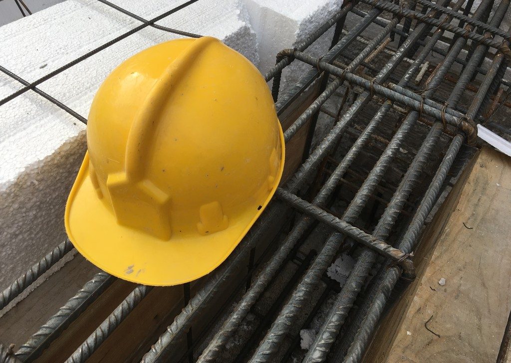 El casco de seguridad en obras de construcción - Aparejador en Sevilla